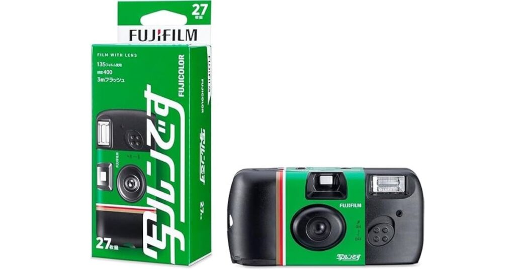 富士フイルムのレンズ付フィルム「写ルンです シンプルエース 27枚撮り」のパッケージ箱とカメラ本体