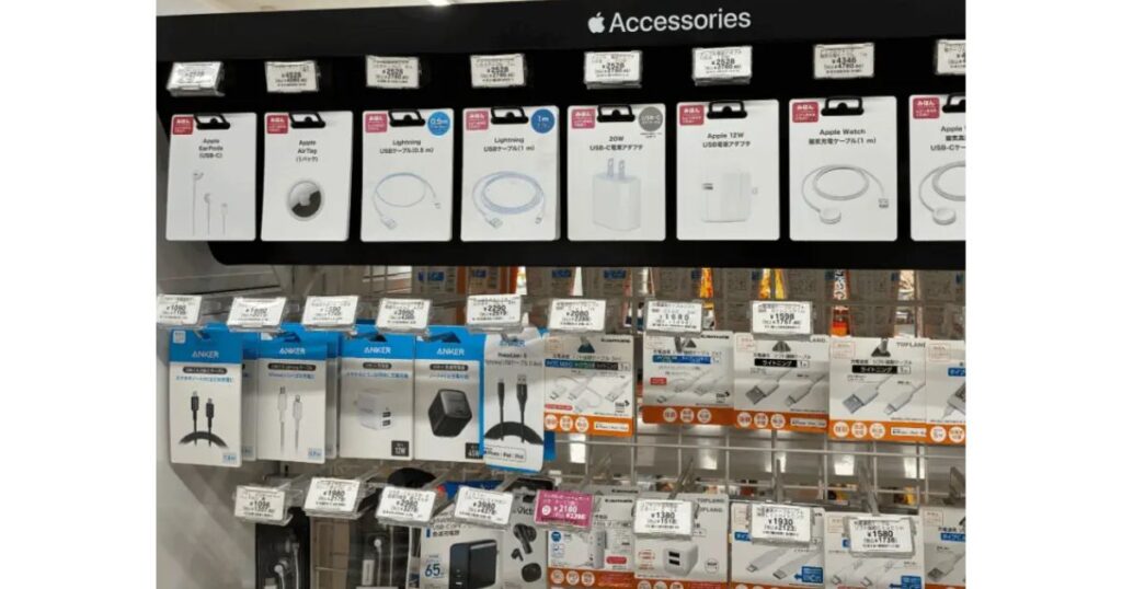 店舗のスマートフォンアクセサリー売り場。充電ケーブルや電源アダプタなどの商品が陳列されている棚