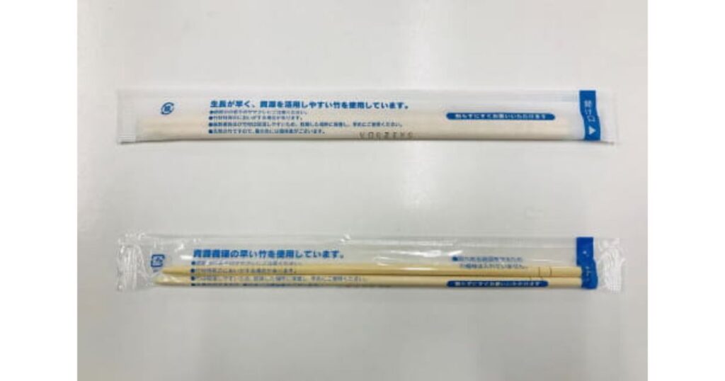 割り箸の袋がビニールから紙製に変わっている