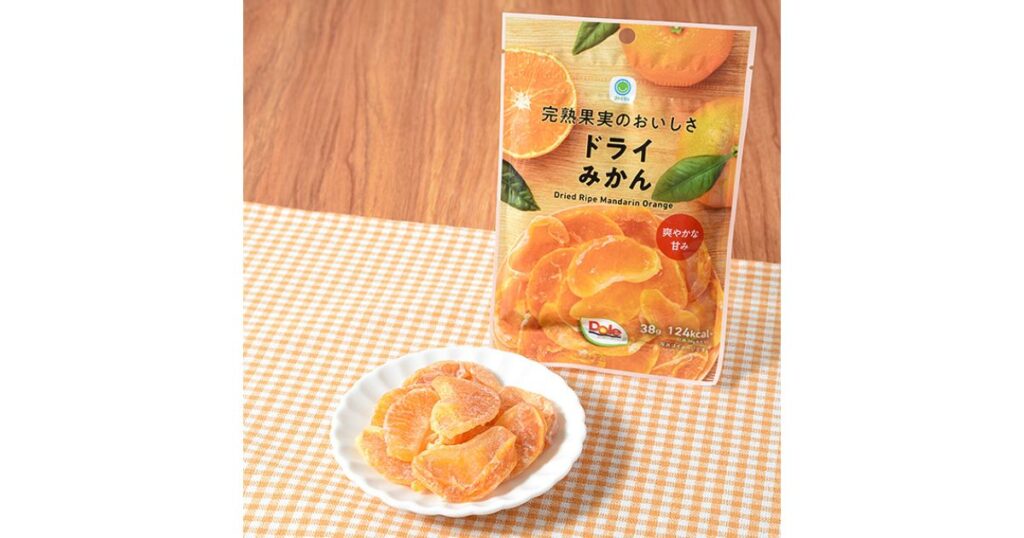 お皿に綺麗に並べられたファミリーマートの「ドライみかん」と商品のパッケージ写真