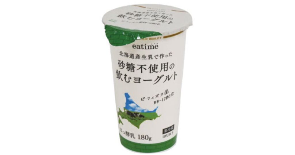 eatimeブランドの『北海道産生乳で作った砂糖不使用の飲むヨーグルト 180g』。ビフィズス菌BB-12配合のカップ容器