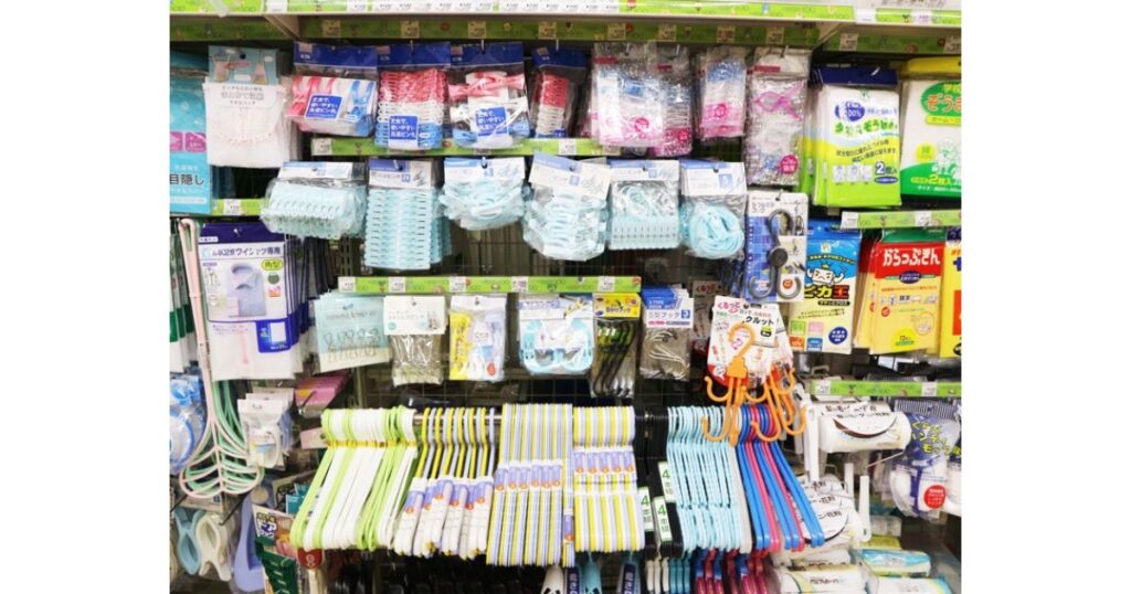 雑巾が陳列されているコンビニの日用品・清掃用品コーナーの棚