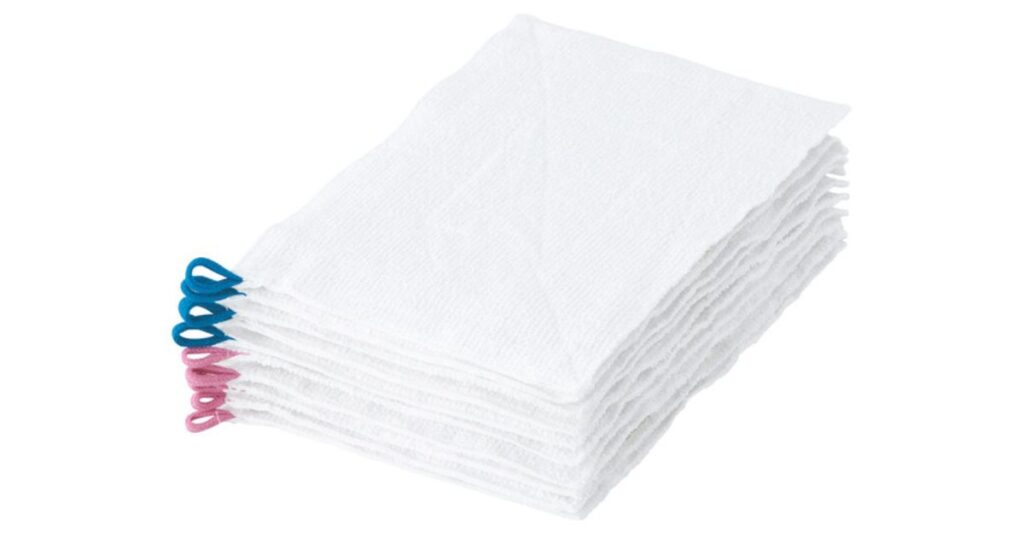 学校のフックに吊るして保管できる、便利なひっかけ紐が付いた白い雑巾