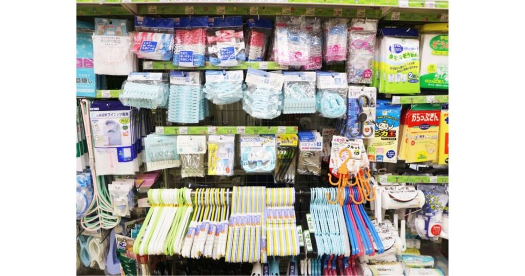 ハンガーや洗濯バサミなどの日用雑貨が豊富に陳列されている100円ショップの売り場の棚