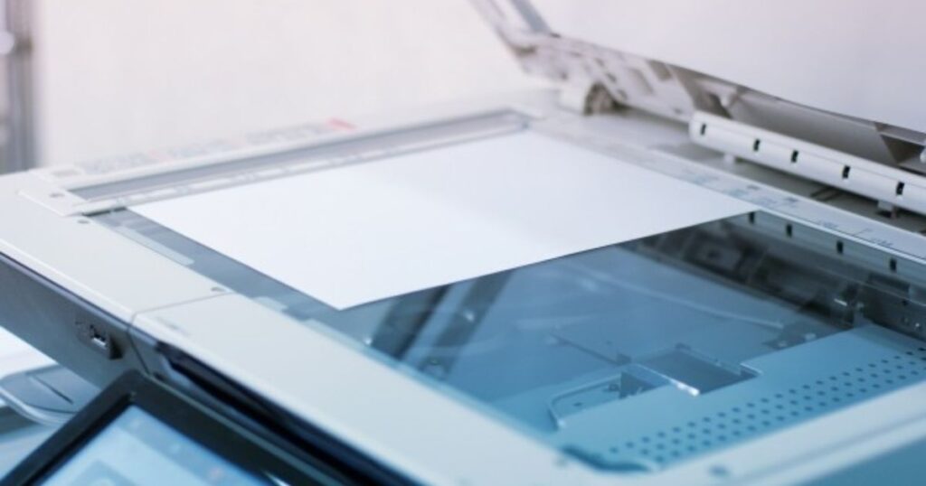 マルチコピー機のスキャナ(ガラス面)に、FAXで送信した原稿用紙を置き忘れている様子