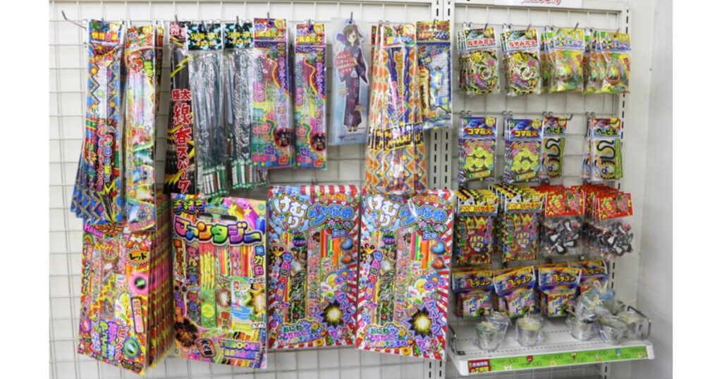 コンビニの棚に豊富に陳列されている様々な種類の手持ち花火セット