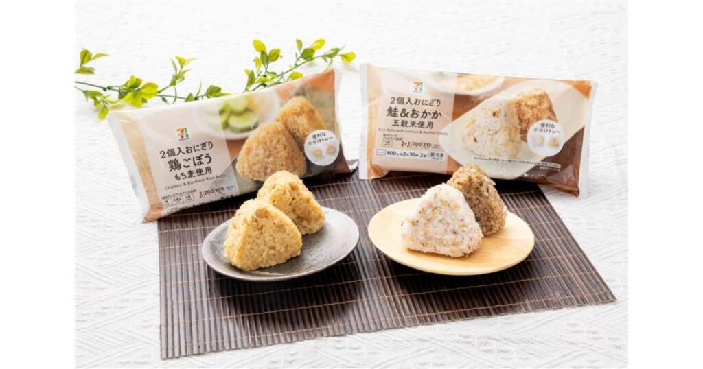 セブンプレミアムの冷凍おにぎり「鶏ごぼう（もち麦使用）」と「鮭＆おかか（五穀米使用）」のパッケージと盛り付け例