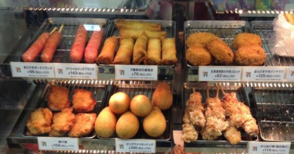 衣のついた揚げ物と混在するコンビニのレジ横ホットスナックコーナー(コンタミネーションの注意例)