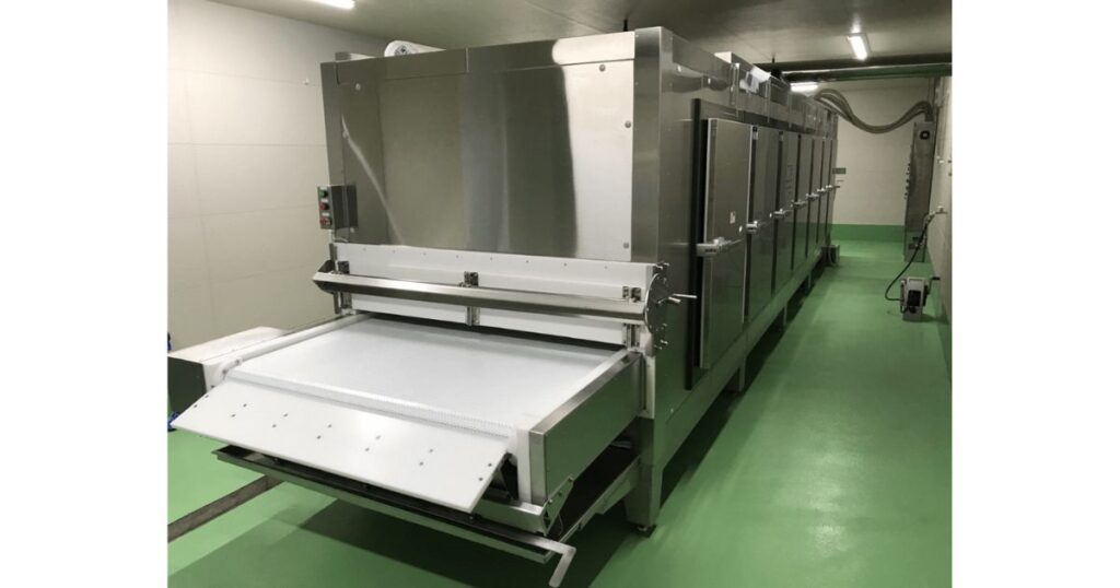 ねぎの鮮度を保ちパラパラに凍らせるIQF（個別急速冷凍）技術などに使われる大型の急速冷凍設備