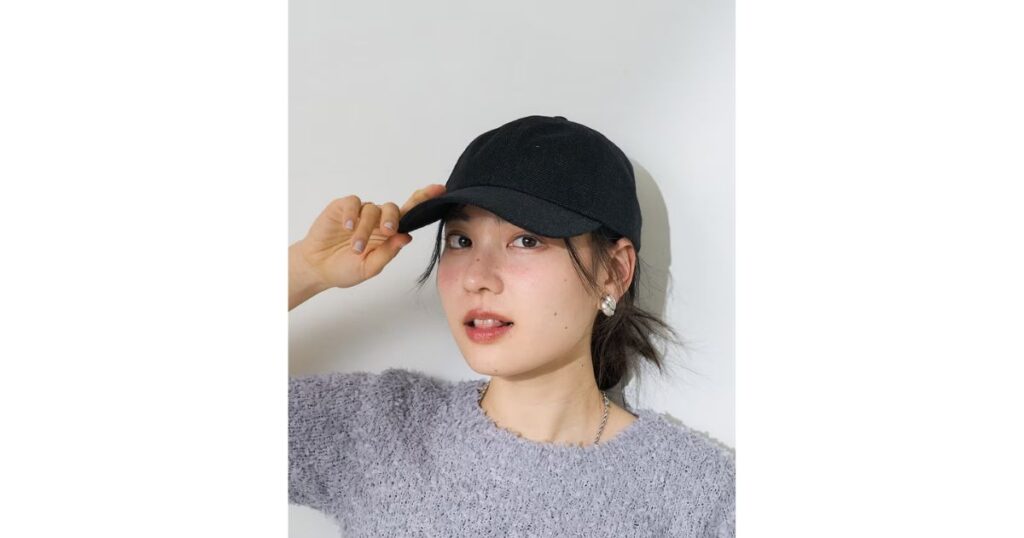 黒いキャップ（帽子）を被る女性の着用イメージ