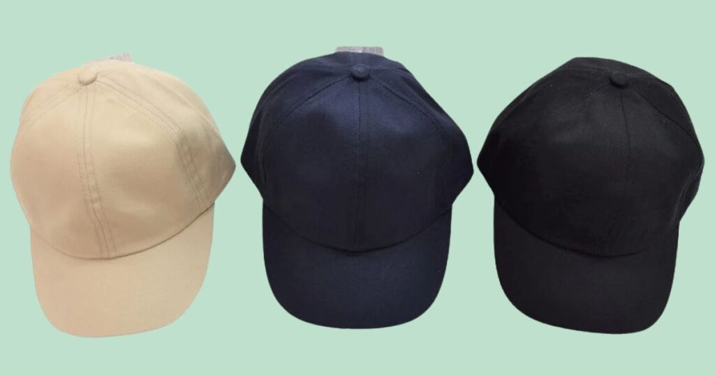 ベージュ、ネイビー、黒のシンプルな無地のキャップ