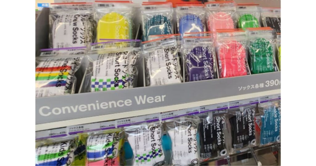 ファミリーマートの衣料品コーナーに陳列されたコンビニエンスウェア