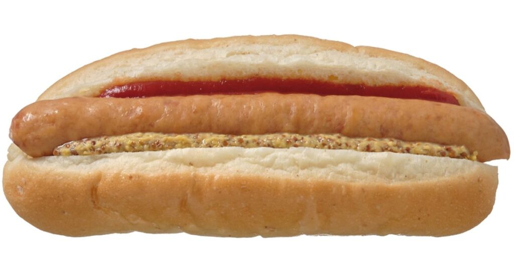 白い背景に置かれた、ケチャップとマスタードがトッピングされたシンプルなホットドッグ（セブンイレブンの商品イメージ）