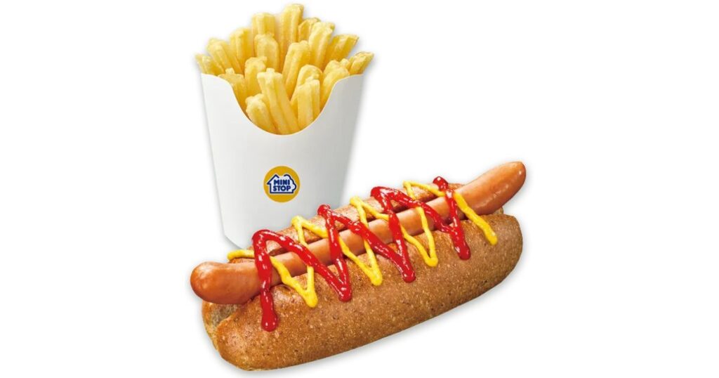 ミニストップのロゴが入ったポテトと、ケチャップ・マスタードがかかったホットドッグのセットメニュー
