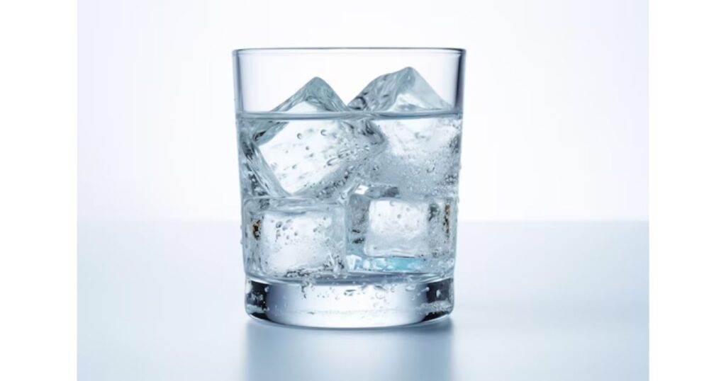 グラスに入った透明で溶けにくい氷と飲料のイメージ画像