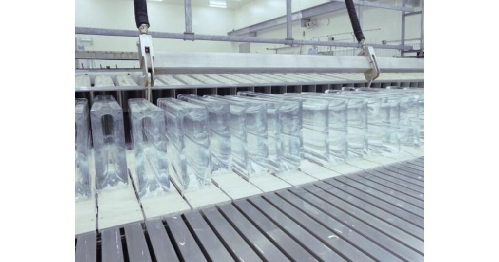 工場で時間をかけて透明な氷を作る「アイス缶製法」の様子