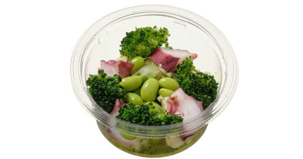 透明なカップに入った、たことブロッコリーと枝豆のバジルサラダ