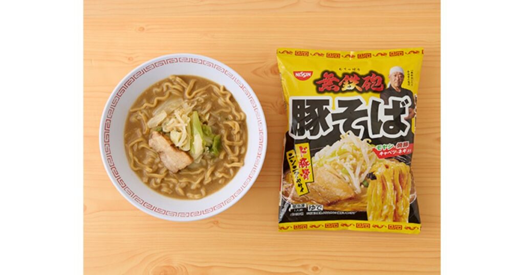コンビニ等で買える冷凍ラーメン「日清 無鉄砲 豚そば」のパッケージと、調理して器に盛り付けられたラーメンの画像