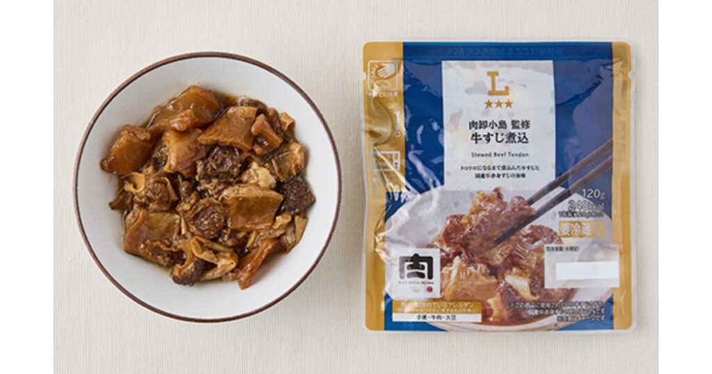 ローソン「肉卸小島監修 牛すじ煮込」の商品パッケージと器に盛り付けられた牛すじ