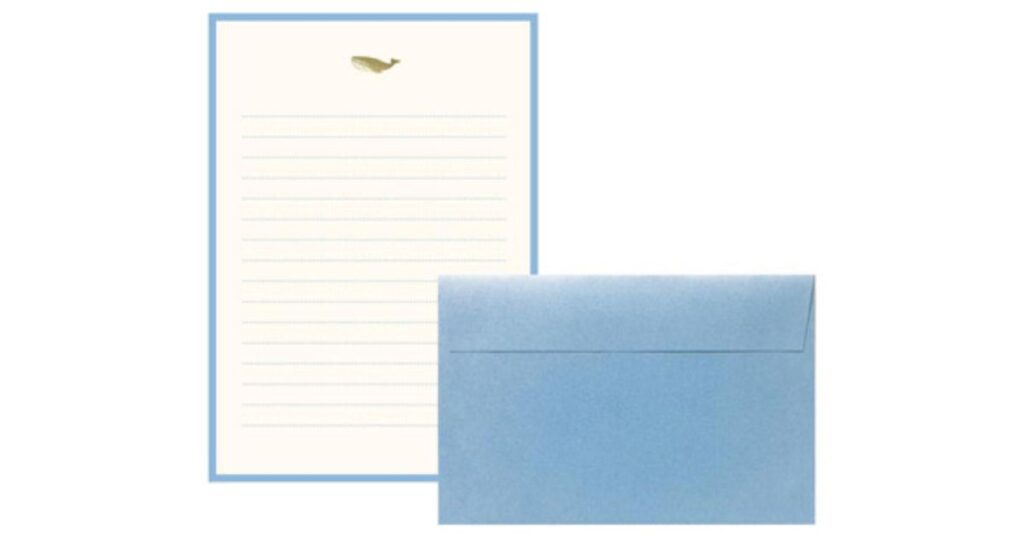 クジラのワンポイントイラストが入った水色のおしゃれな便箋と封筒