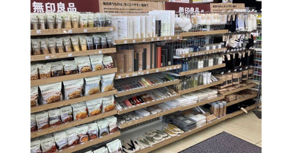 ローソン店内に陳列されている無印良品の化粧水や日用品の売り場