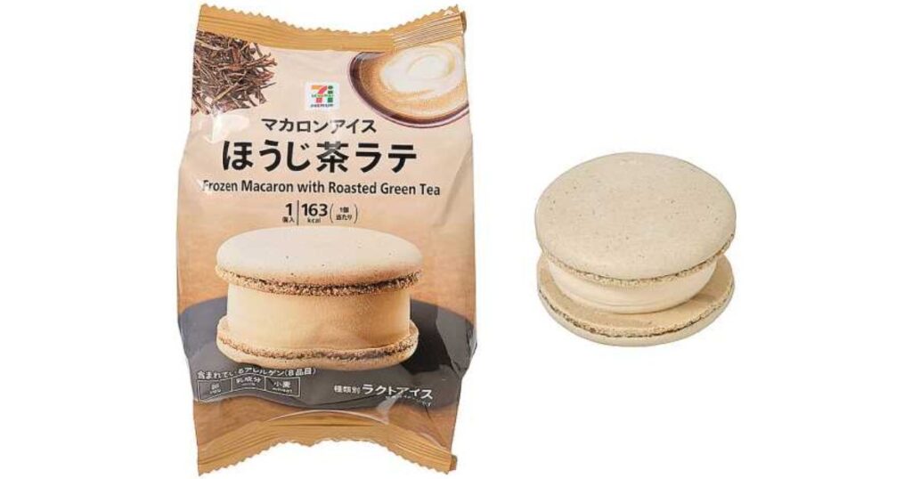 セブンプレミアム「マカロンアイス ほうじ茶ラテ」のパッケージと中身のアイスの画像