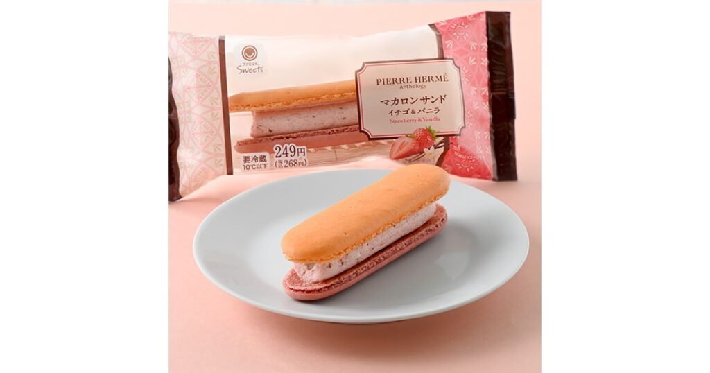お皿に乗せられたファミリーマートの「マカロンサンド イチゴ＆バニラ」とパッケージの画像