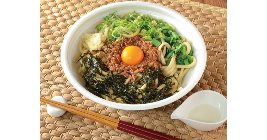 卵黄や肉そぼろ、ネギがトッピングされた本格的な台湾まぜそばの盛り付け例と昆布酢