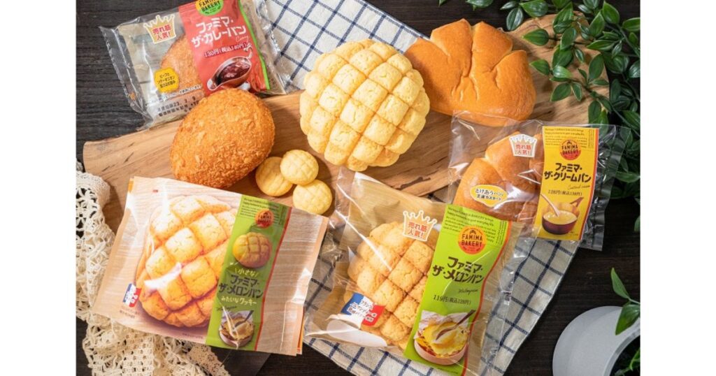 木製カッティングボードの上に並べられた、ファミマ・ザ・メロンパンやカレーパン、クリームパンなどのファミリーマートのベーカリー商品群
