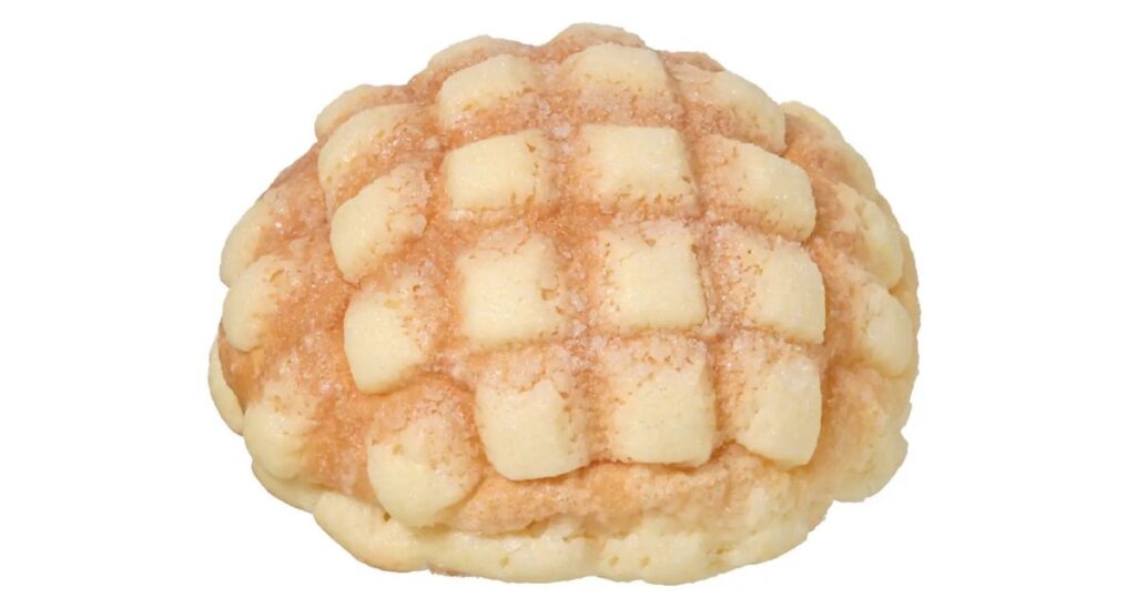 白背景に置かれた、表面にザラメがたっぷりまぶされた格子状の定番コンビニメロンパン