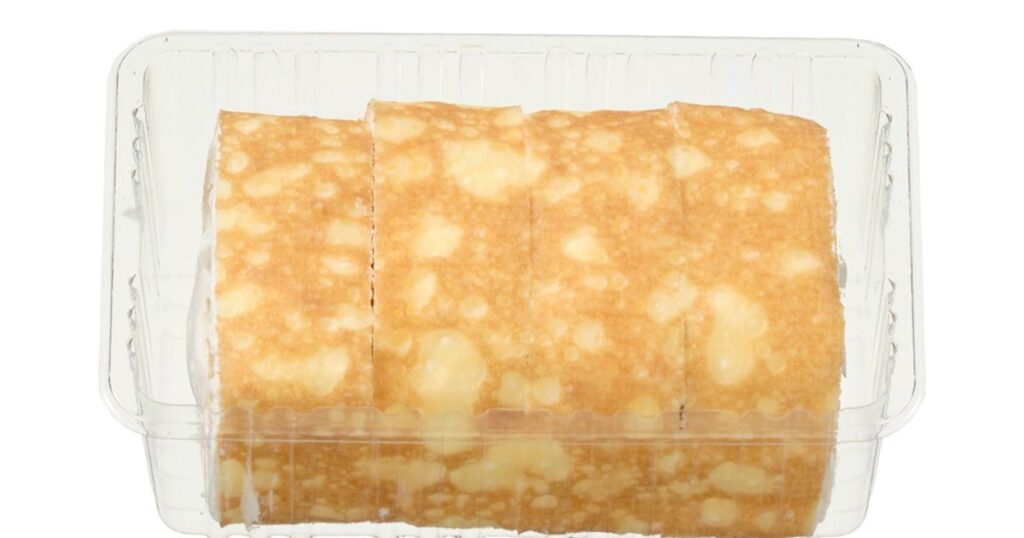 透明なパックに入ったカット済みのミルクレープロール