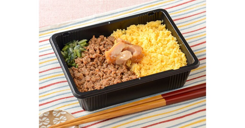 鶏そぼろと炒り卵が半分ずつ敷き詰められた鶏そぼろ弁当の写真