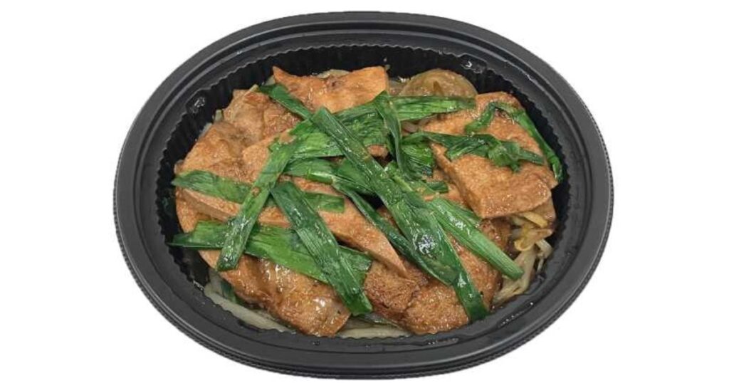 黒い丸型の容器に入ったコンビニ惣菜のレバニラ炒めの写真