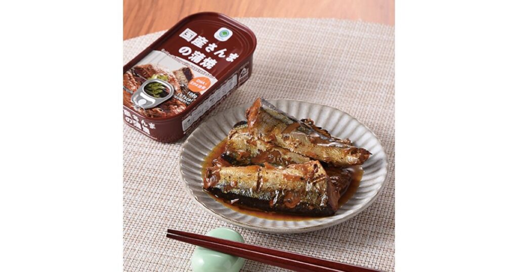 「国産さんまの蒲焼」の缶詰と、お皿に盛り付けられたさんまの蒲焼の写真