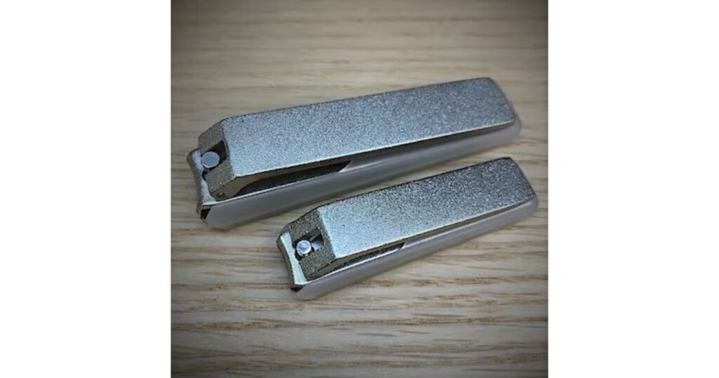 大きさの異なる2つの爪切り（MサイズとSサイズ）。