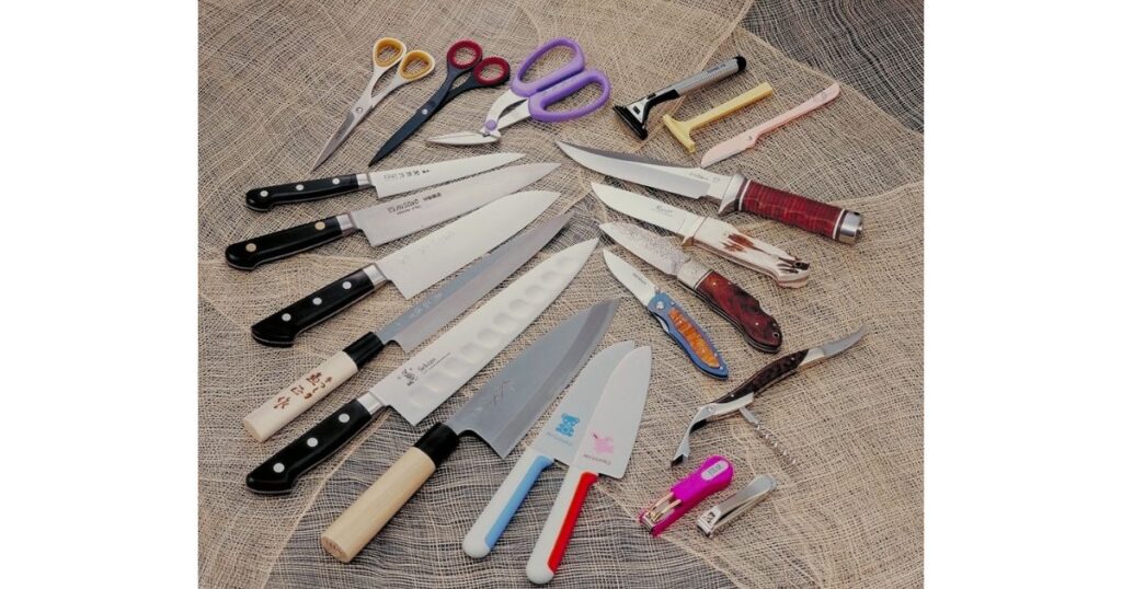 日本の刃物メーカー（関市など）によって作られた、包丁、ハサミ、複数の爪切りを含む様々な刃物。