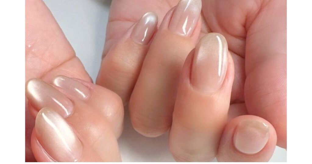 きれいにマニキュアが塗られた、ツヤのある指先