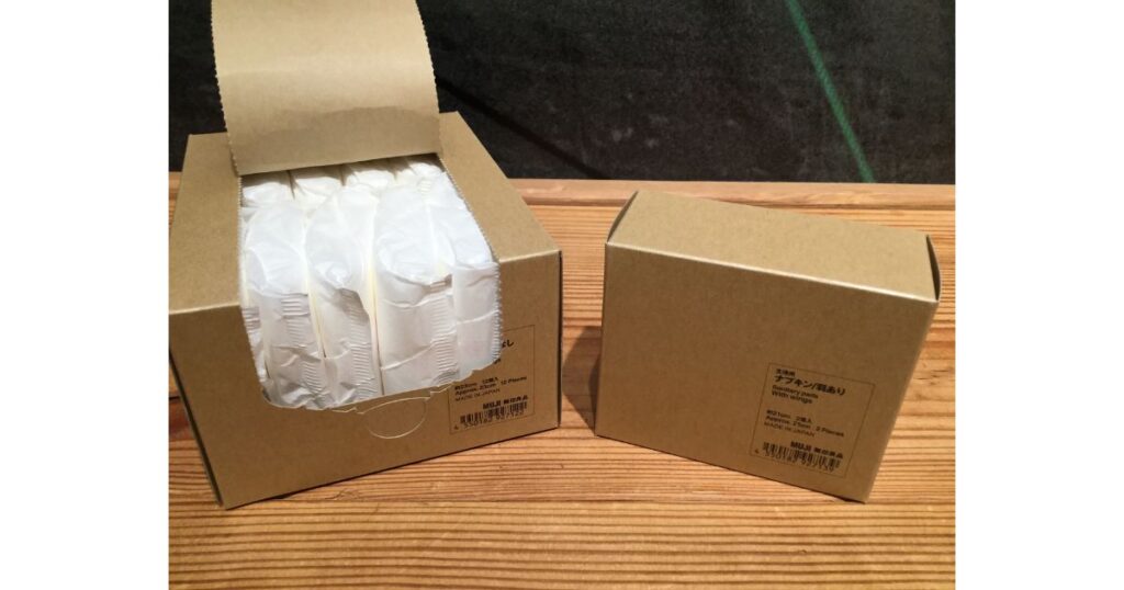 シンプルなクラフトボックスに入った無印良品の生理用ナプキン（羽あり）