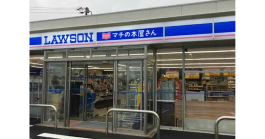 通常の看板の横に「マチの本屋さん」という青とピンクのロゴが併記された、書店併設型のローソン店舗の外観写真