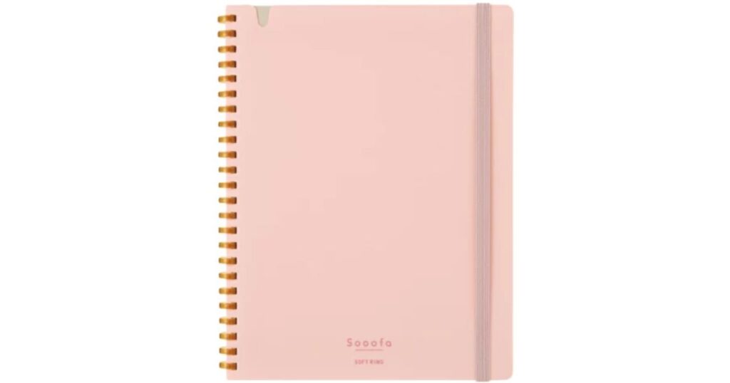 淡いピンク色の表紙と、表紙を留める同色のゴムバンドが付いた「Sooofa(スーファ)」ソフトリングノートの正面写真。