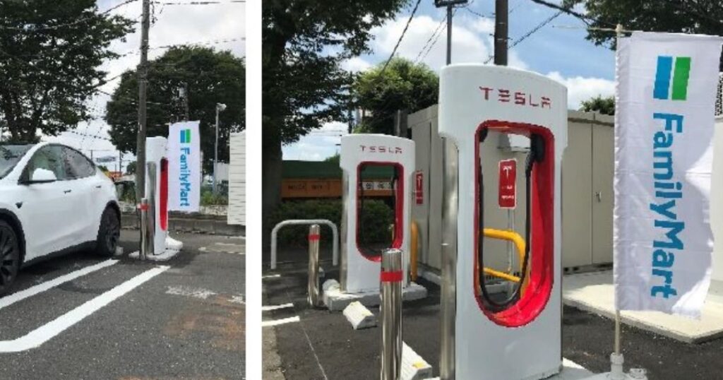 ファミリーマートの駐車場に設置されたテスラ（TESLA）専用のEV充電スタンドと、充電中の電気自動車