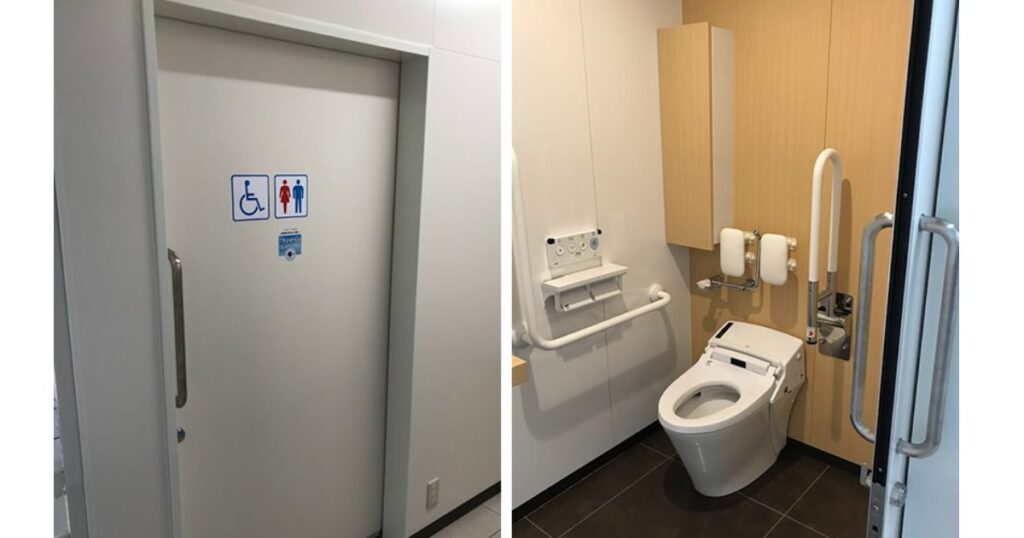 コンビニエンスストアに設置されたバリアフリー対応の多目的トイレの入り口ドアと内観