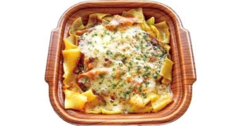 こんがりと焼き上げられたチーズが乗ったラザニア風の生パスタ