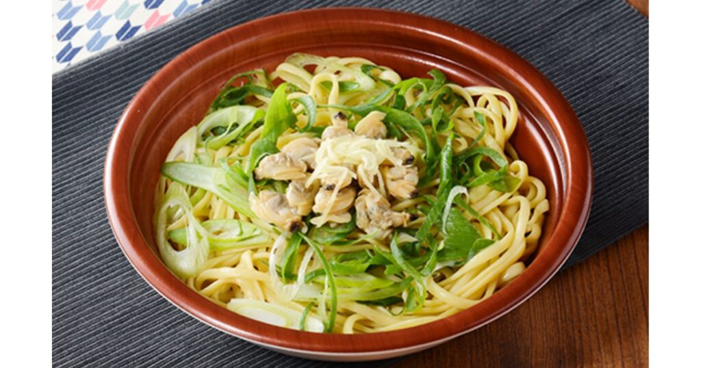 あさりとたっぷりの九条ねぎがトッピングされた和風パスタ