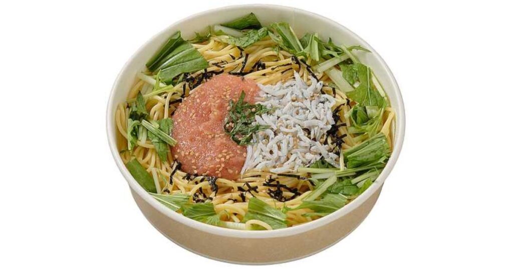 たらこ、しらす、大葉などが色鮮やかに盛り付けられた和風パスタ