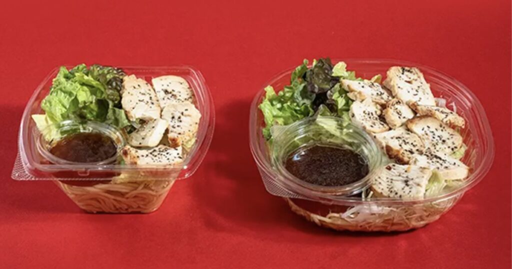 通常サイズと増量サイズを比較したローストチキンのパスタサラダ