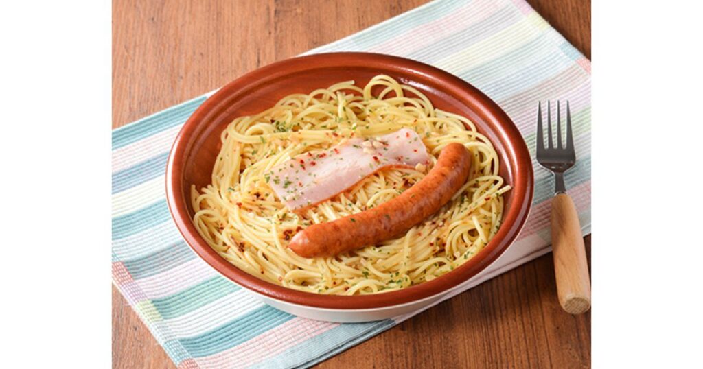 大きなソーセージとベーコンがトッピングされた大盛りペペロンチーノ