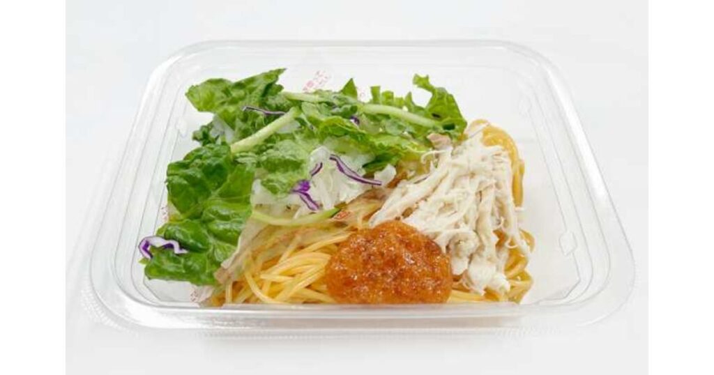 ぐした蒸し鶏とグリーンリーフなどの野菜がトッピングされた、さっぱりと食べられるパスタサラダの画像