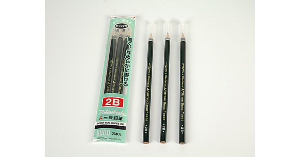 白い背景に置かれた、三菱鉛筆の硬度2Bの3本入り鉛筆パッケージ(9800番)。パッケージは緑色と白を基調とし、日本語で「2B」「三菱鉛筆」「9800 3本入」と書かれている。パッケージの右側には、中身と同じ裸の鉛筆3本が並べられている。