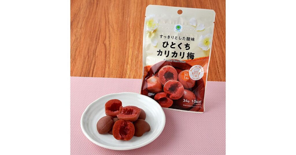 ファミリーマート「ひとくちカリカリ梅」の商品パッケージと、お皿に出された様子